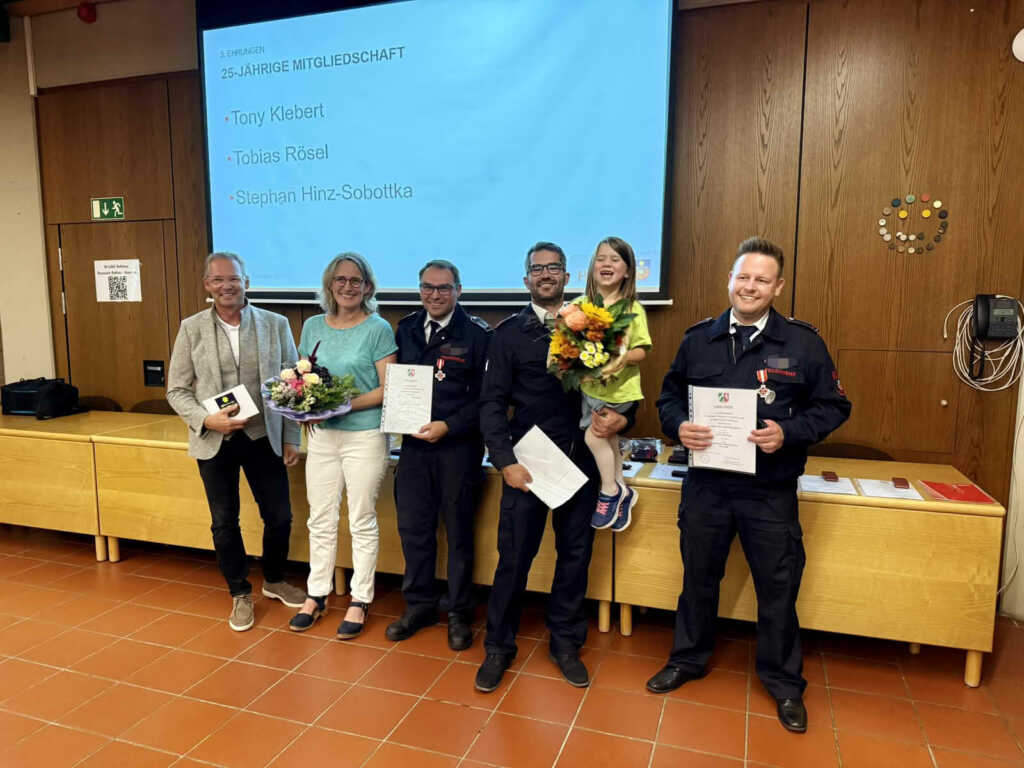geehrte Personen der Freiwilligen Feuerwehr mit Auszeichnung