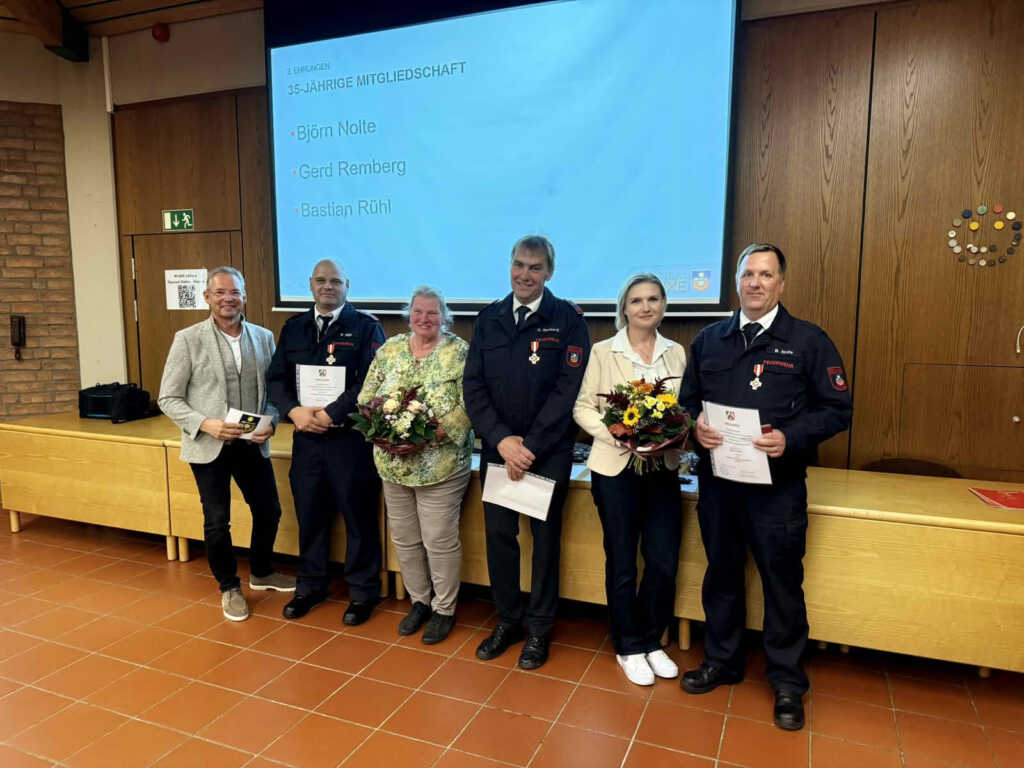 geehrte Personen der Freiwilligen Feuerwehr mit Auszeichnung