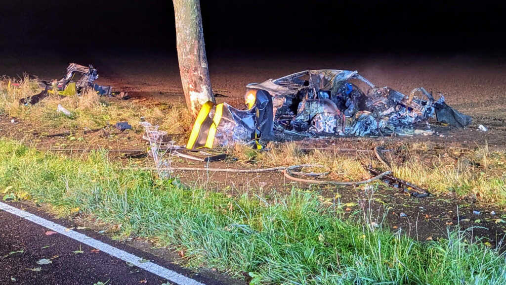Das ausgebrannte Autowrack nach einem Verkehrsunfall mit drei Todesopfern in Bedburg-Hau