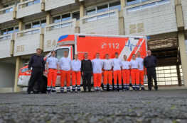 Gruppenfoto vor RTW mit Feuerwehrdezernent