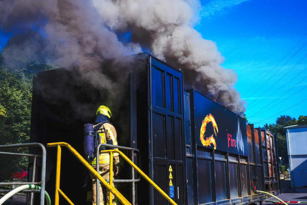 Der rauchende Übungscontainer von aussen