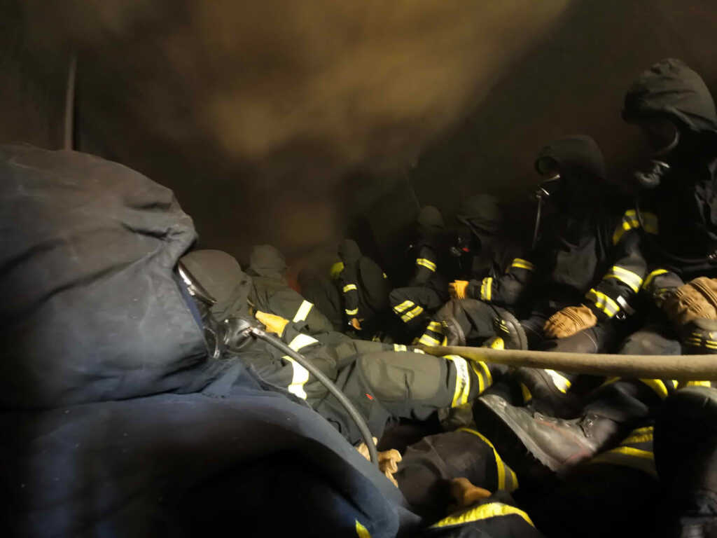 Die Mannschaft unter Rauch im Übungscontainer