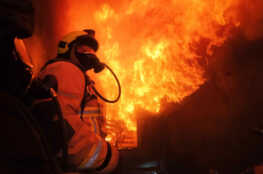 Feuerwehrmann unter Flammen im Übungscontainer