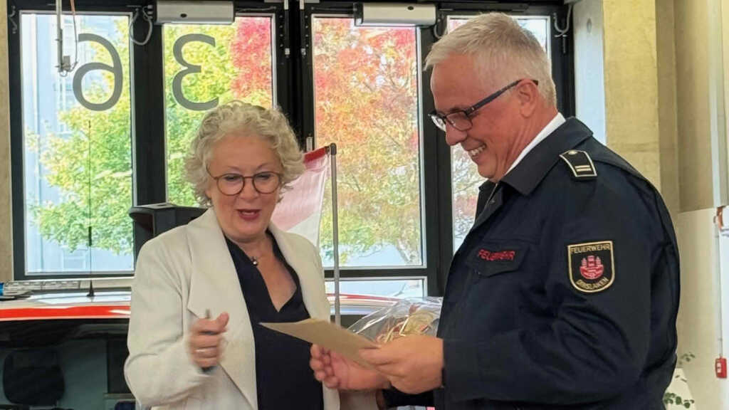 Frau Wenzel übergibt Herrn Borgmann die Urkunde zum Eintritt in die Pension