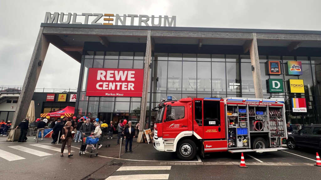Die Feuerwehr präsentierte auch ein Löschfahrzeug bei der Kick-off Veranstaltung für ihr Stickeralbum am Rewe Center Mauz