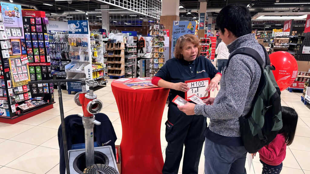 Zur Kick-off Veranstaltung im Rewe Center, informierte die Feuerwehr mit Infostände unter anderem über die Notwendigkeit von Unterflurhydranten und deren Beschilderung