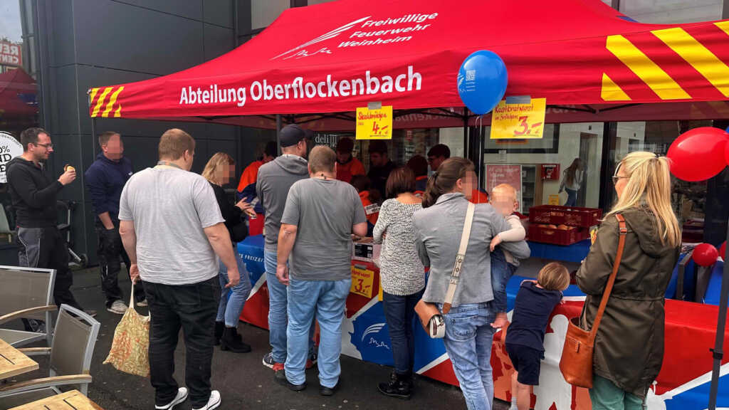 Die Bratwürste und Steaks vom Grill fanden Reisenden Absatz bei den Besuchern.