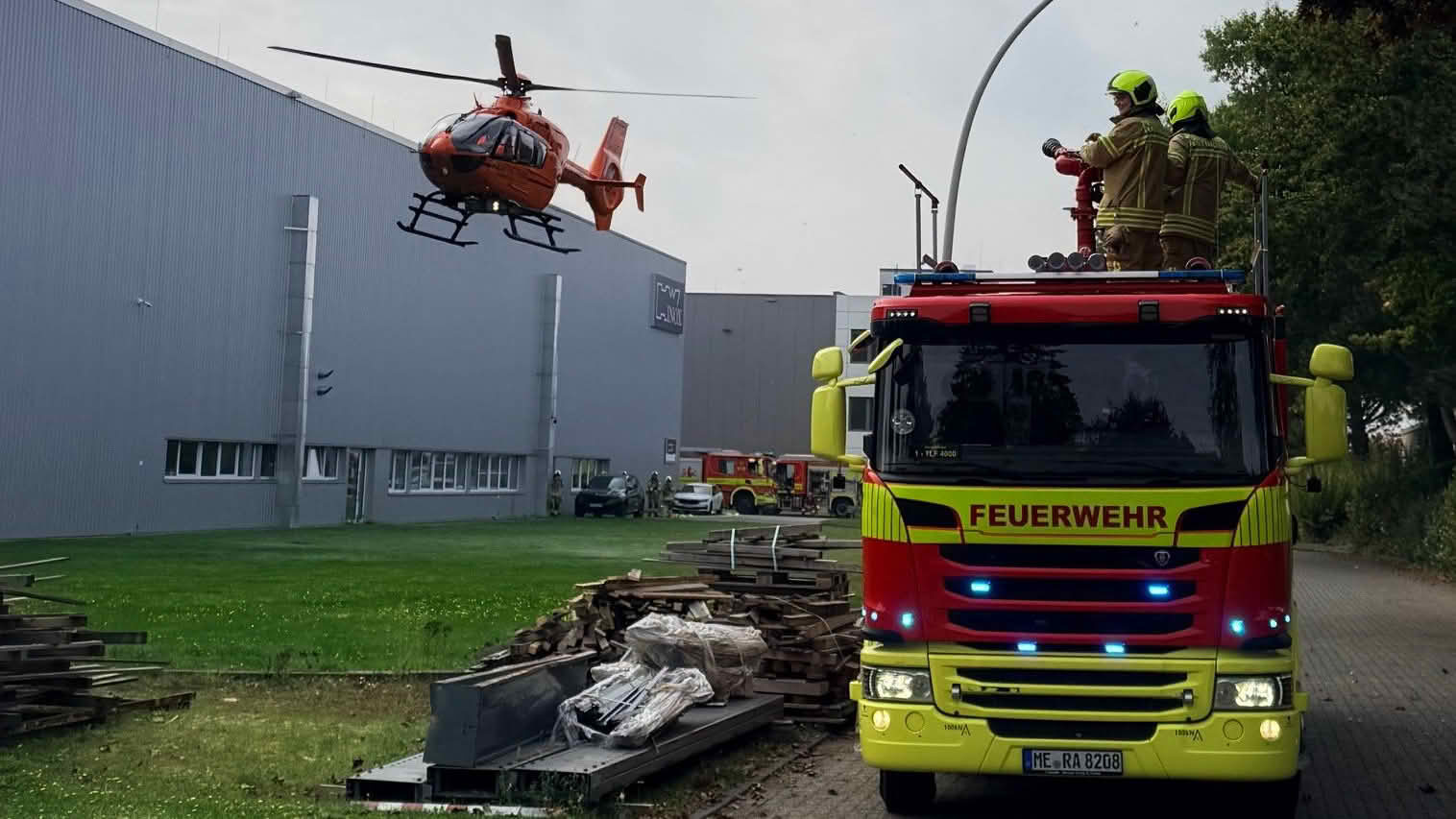 Rettungshubschrauber landet da ein Mitarbeiter durch Stahlbleche eingeklemmt wurde