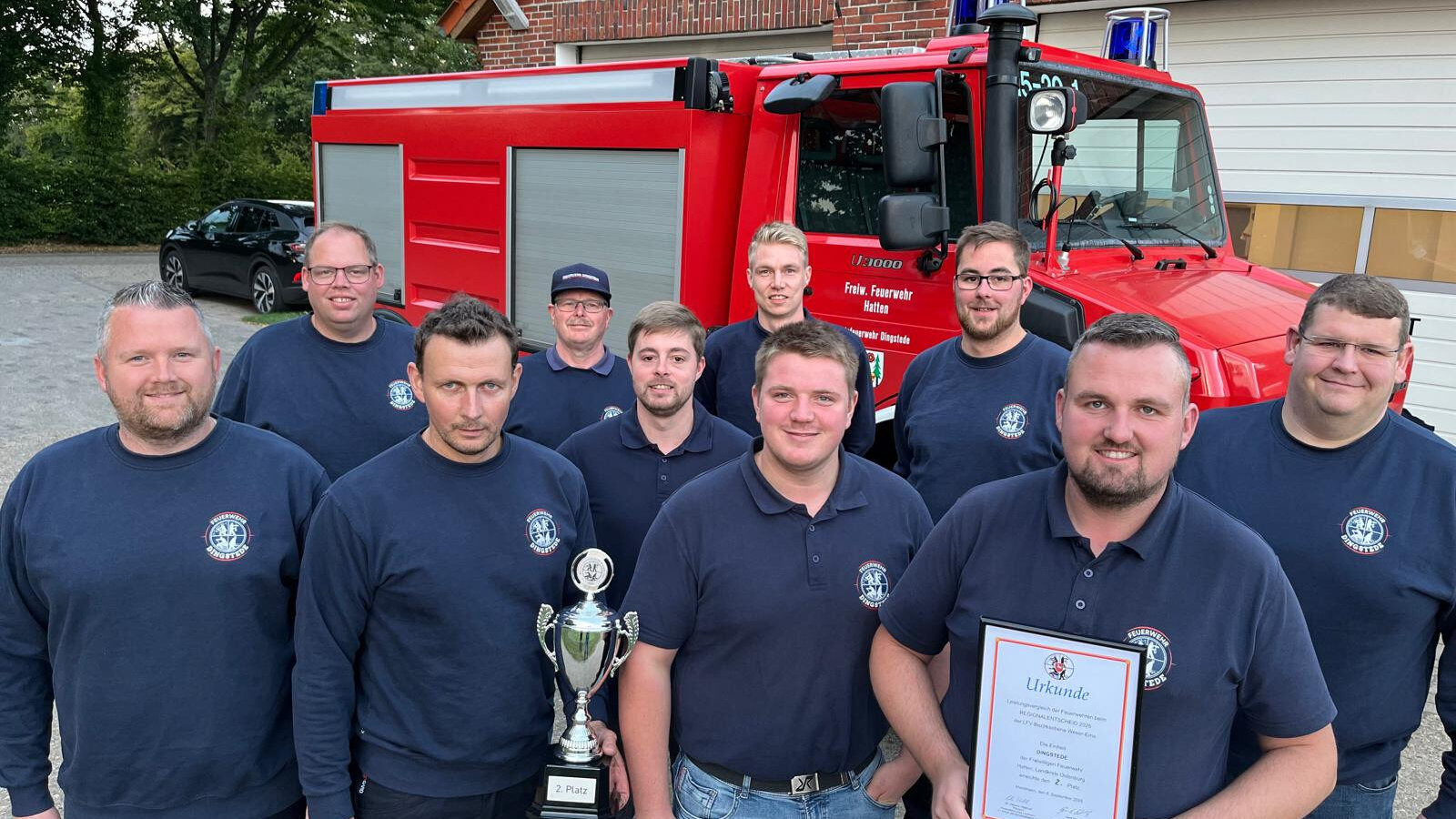 Gruppenfoto mit Pokal und Urkunde