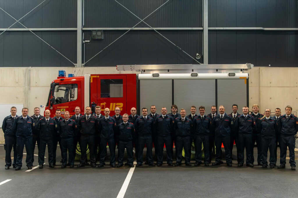 Gruppenfoto der 23 neue Brandmeister