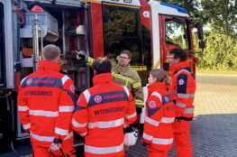 Die Johanniter-Auszubildenden bei der Fahrzeugkunde