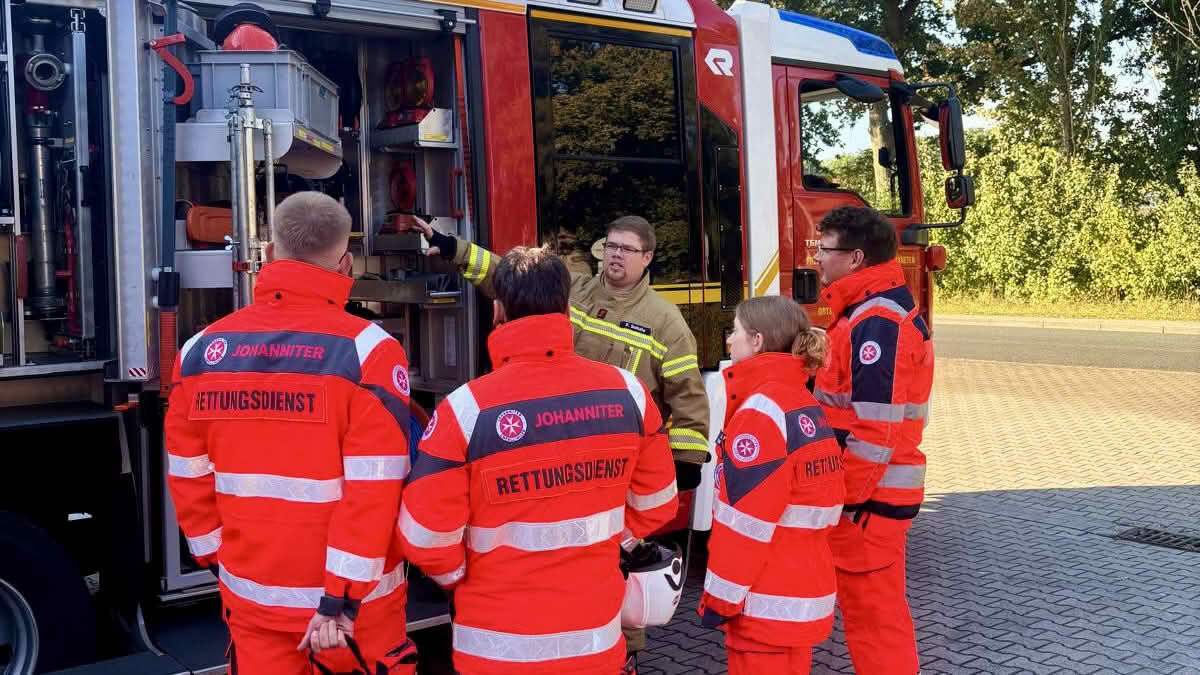 Die Johanniter-Auszubildenden bei der Fahrzeugkunde