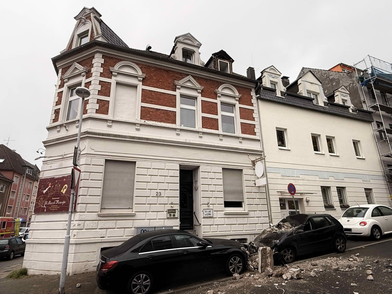 Eingestürzte Wand einer Dachgaube trifft abgestellte Pkw