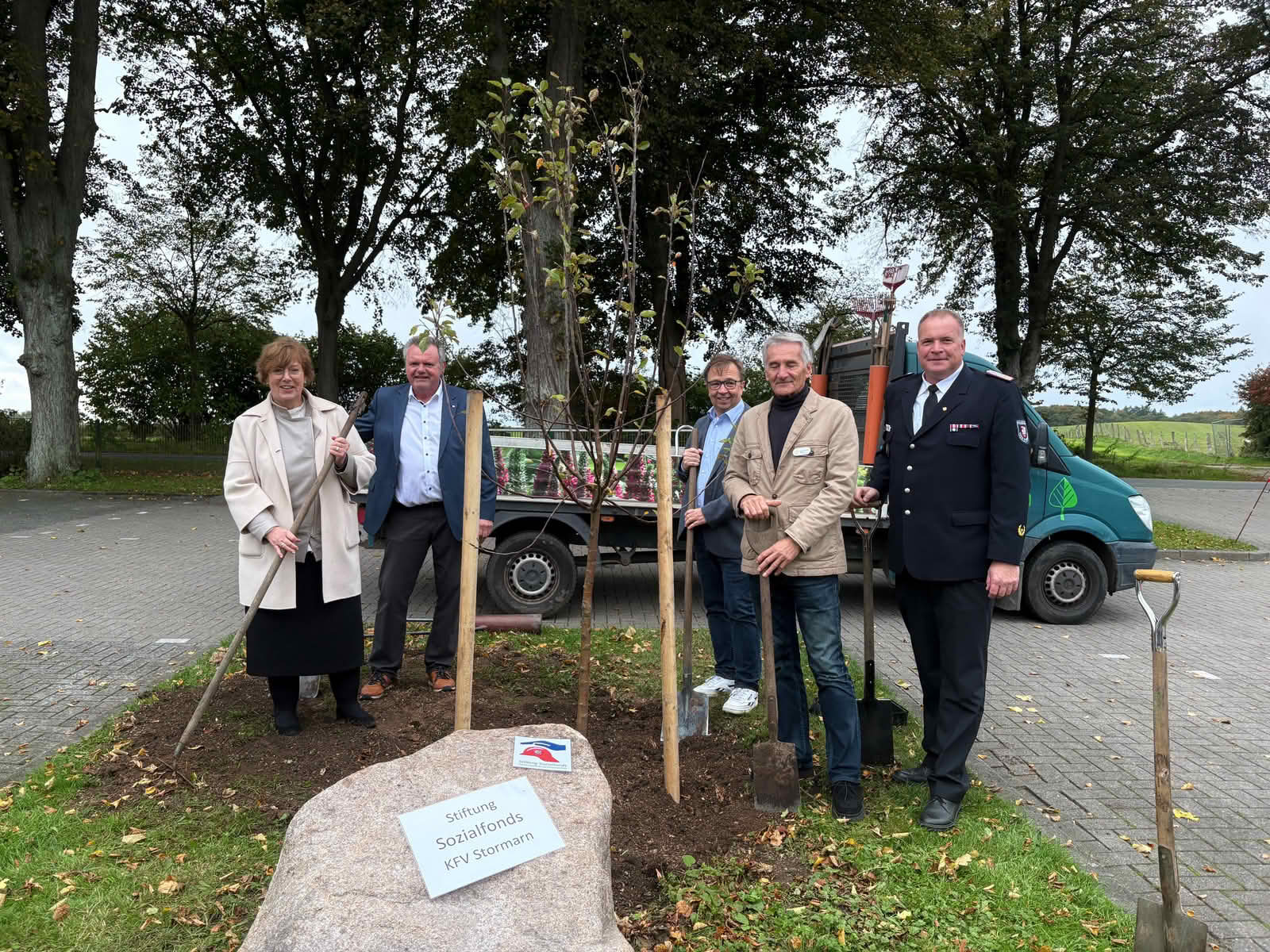 Gründungsmitglieder der Stiftung Sozialfonds der Feuerwehren mit Gründungsstein