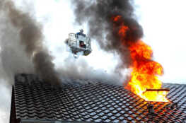 Flammen aus Dachfenster