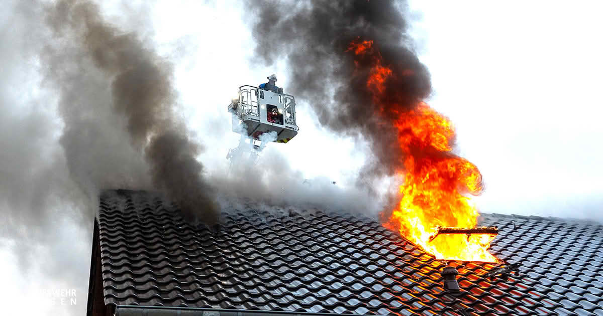 Flammen aus Dachfenster