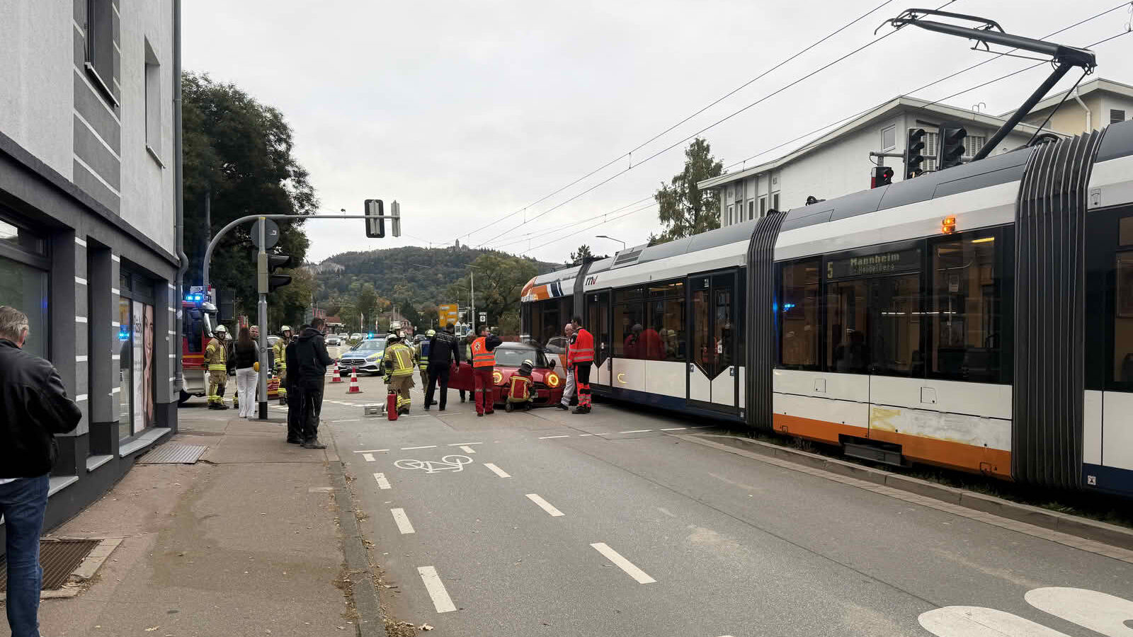 Verkehrsunfall zwischen PKW und Straßenbahn auf der Mannheimer Straße