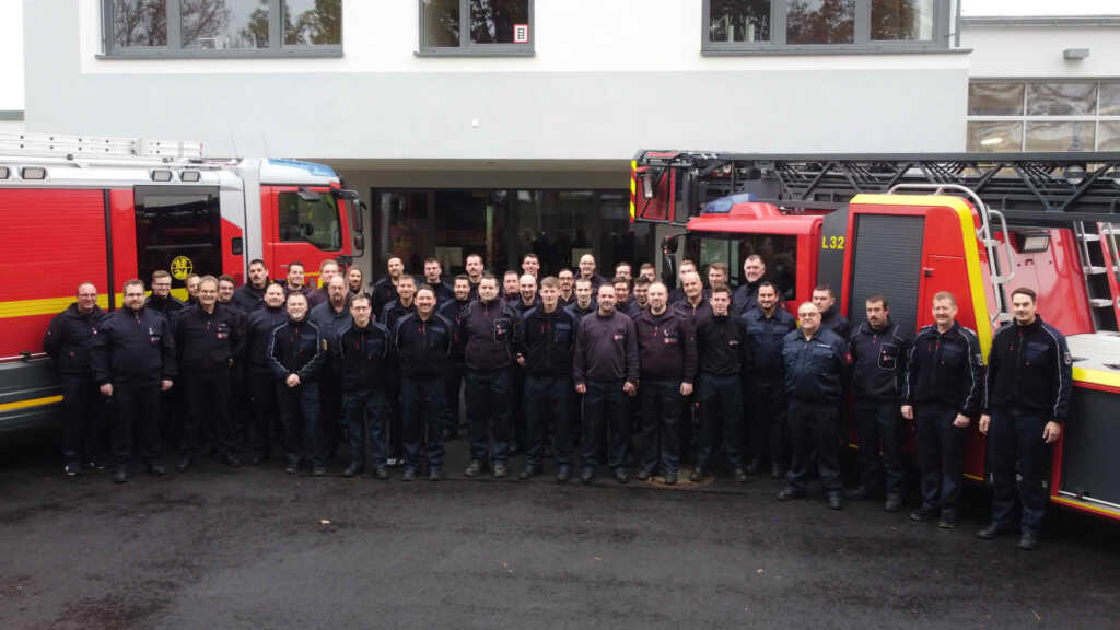 Aktion „NovemBart“: Feuerwehrleute lassen sich wieder Bart für guten Zweck wachsen 4 Feuerwehrleute mit Bart nach der letzten Spendenaktion "Novembart" im "Movember" 2022