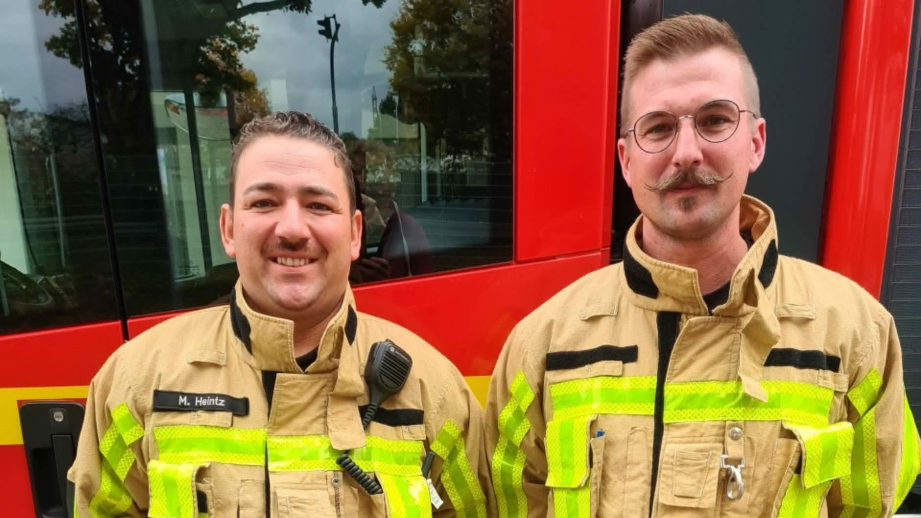 Zwei Feuerwehrmänner mit Bart für die Aktion "Novembart" bzw. "Movember"