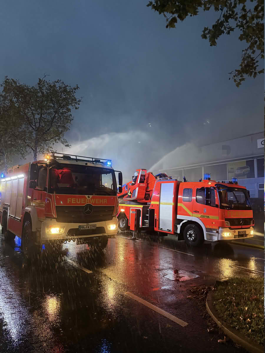 Großbrand in einer Autowerkstatt an der Kölner Straße 5 Einsatzkräfte der Feuerwehr Mülheim an der Ruhr bei den Löscharbeiten an der Kölner Straße.
