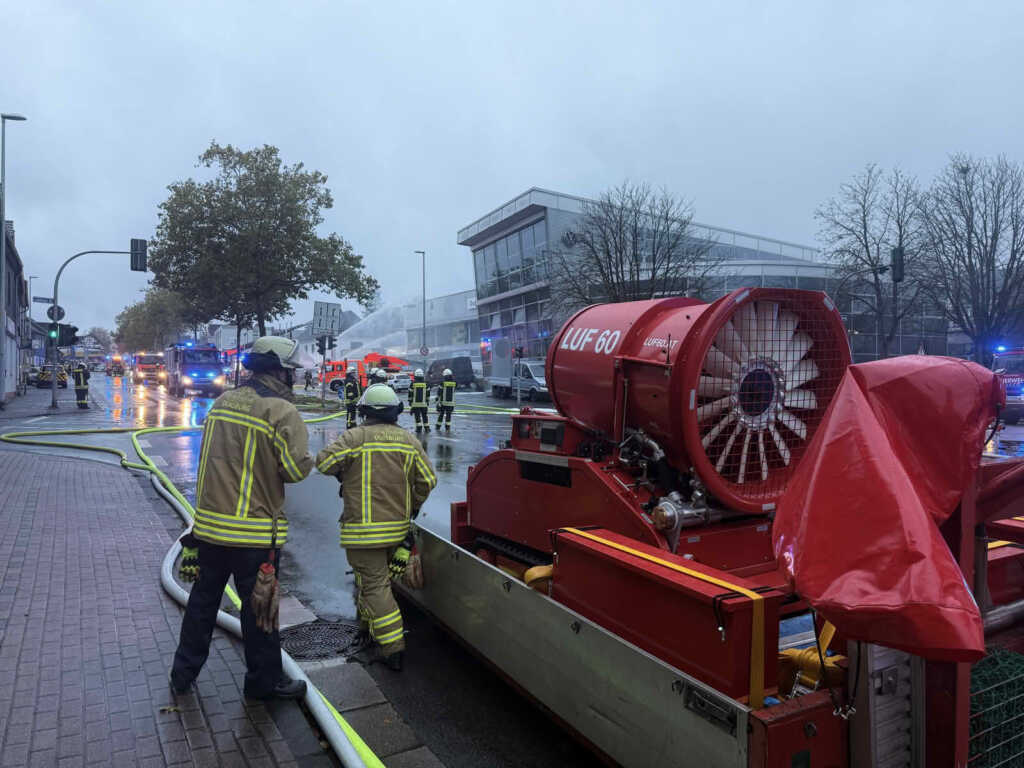 Großbrand in einer Autowerkstatt an der Kölner Straße 10 Mit Unterstützung der Feuerwehr Duisburg kommt ein Löschunterstützungsfahrzeug (LUF 60) zur Belüftung der Verkaufsräume zum Einsatz. Ziel ist es, den Brandherd im Autohaus besser lokalisieren zu können.