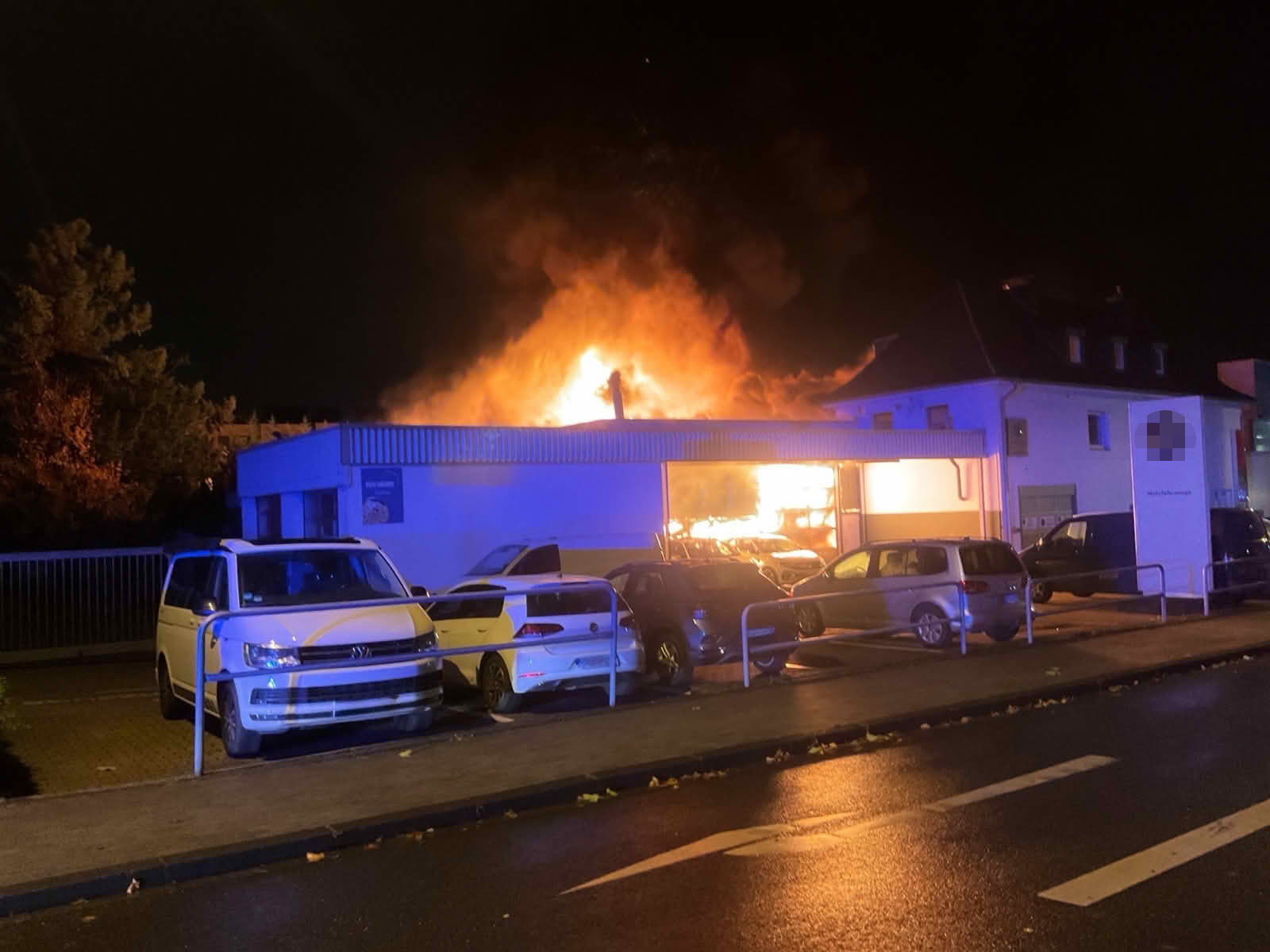 Der Brand in einer Autowerkstatt bei Eintreffen der Feuerwehr