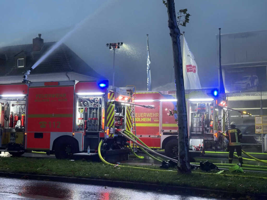 Großbrand in einer Autowerkstatt an der Kölner Straße 6 Im Werkstatt- und Verkaufsbereich dauern die Nachlöscharbeiten an. Einsatzkräfte arbeiten weiterhin an schwer zugänglichen Brandstellen.