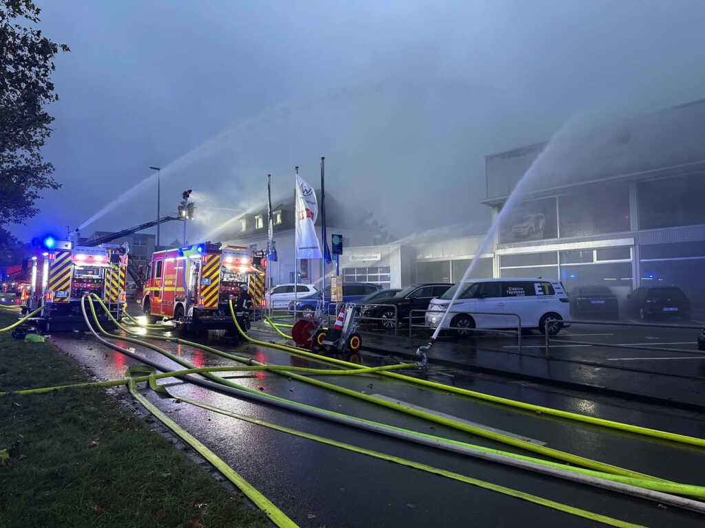 Großbrand in einer Autowerkstatt an der Kölner Straße 7 Mehrere Strahlrohre und Wasserwerfer kamen in den frühen Morgenstunden zum Einsatz.