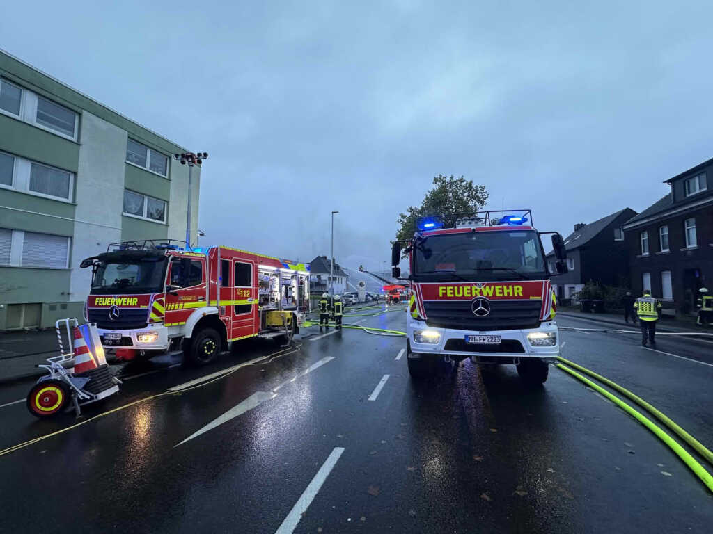 Großbrand in einer Autowerkstatt an der Kölner Straße 8 Rund 100 Einsatzkräfte der Berufs- und Freiwilligen Feuerwehr Mülheim sowie benachbarter Wehren sind an der Kölner Straße im Einsatz.