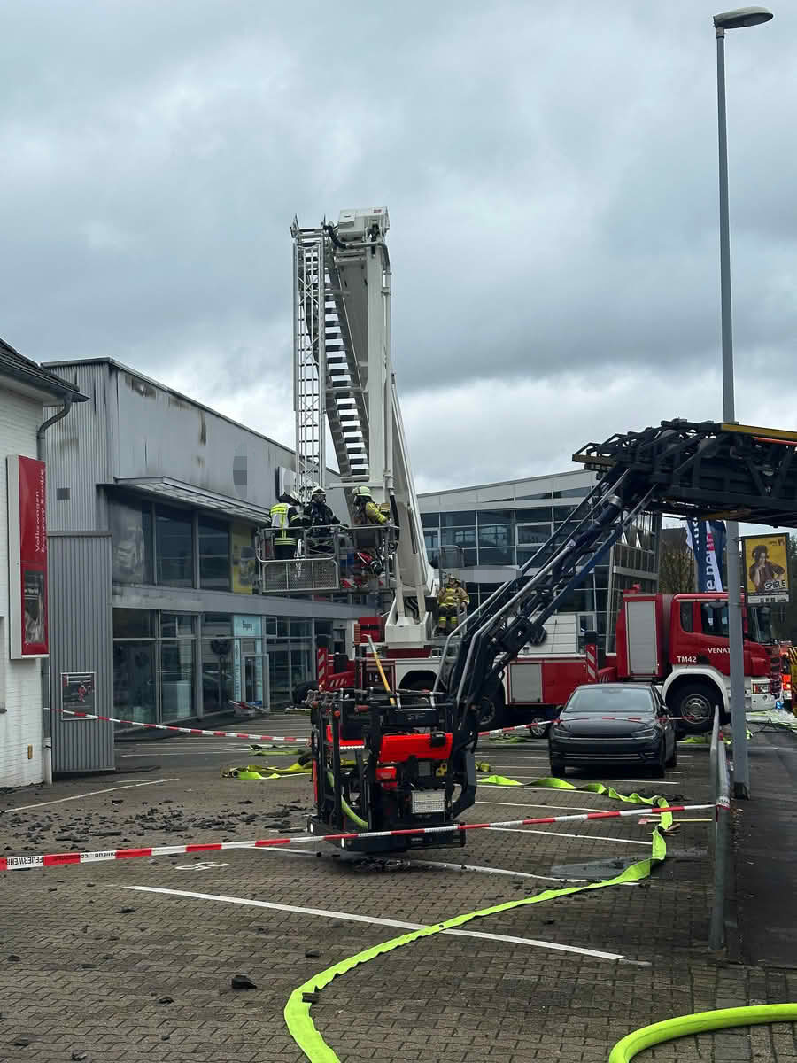 Großbrand in einer Autowerkstatt an der Kölner Straße 9 Der Gelenkmast der Werkfeuerwehr Venator unterstützt die Nachlöscharbeiten an der Kölner Straße. Über den Korb werden schwer zugängliche Dachbereiche gezielt kontrolliert.