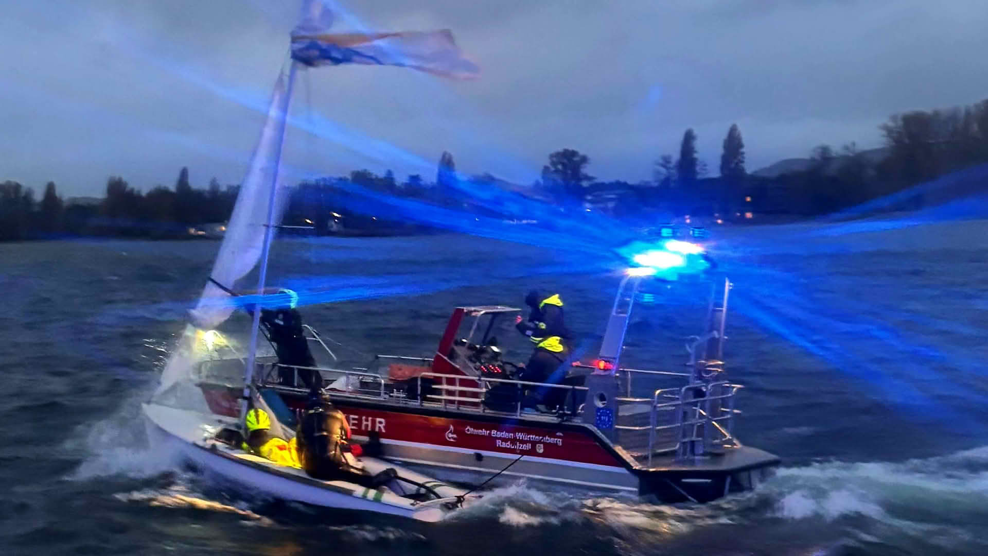 Havariertes Segelboot wird durch ein Einsatzboot der Feuerwehr abgeschleppt.