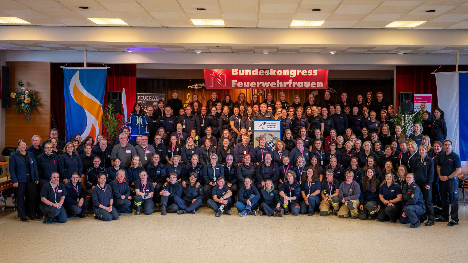 Netzwerks Feuerwehrfrauen: Mehr Frauen an den Brandherd! 1 Gruppenbild der Teilnehmenden am Bundeskongress "Netzwerks Feuerwehrfrauen"