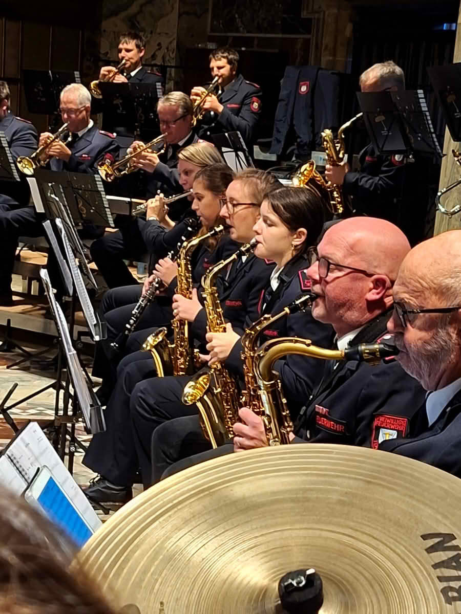 Musikzug der FF Tönisvorst begleitet Messe im Aachener Dom 4 Auftritt im Dom