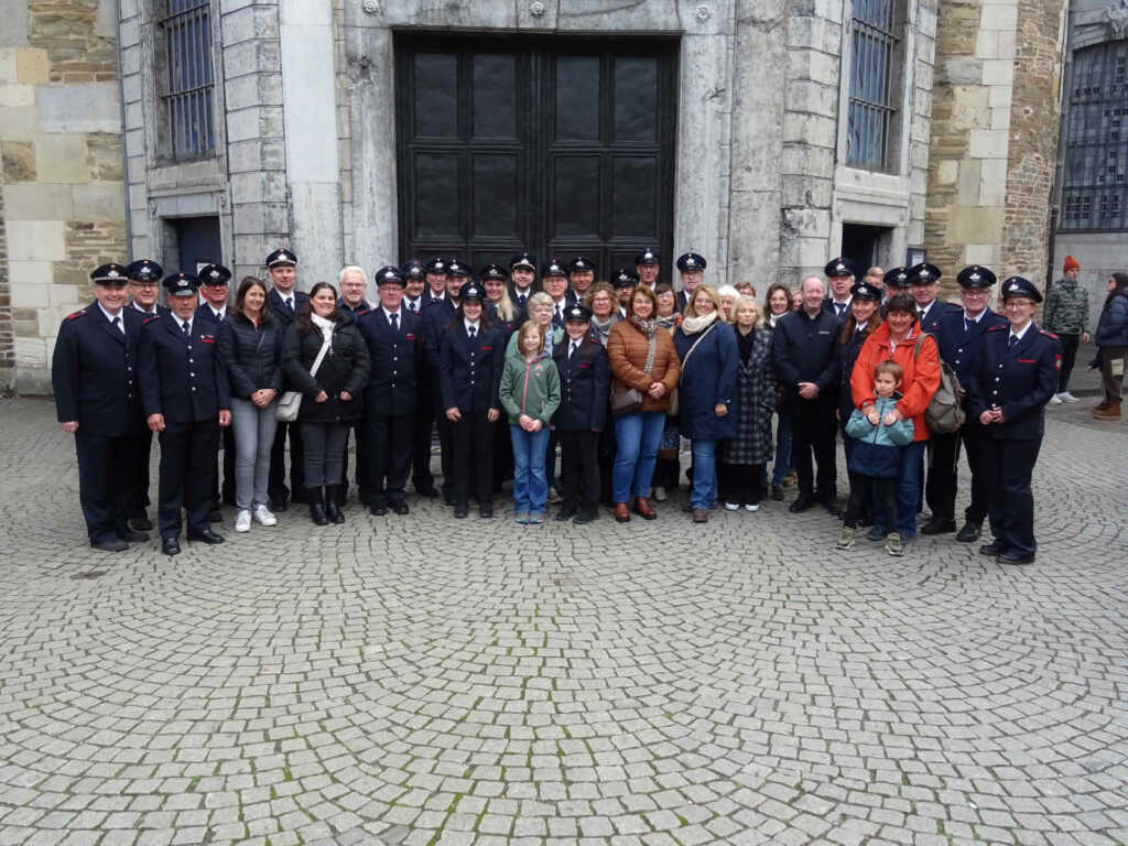 Musikzug der FF Tönisvorst begleitet Messe im Aachener Dom 5 Gruppenfoto vor Portal