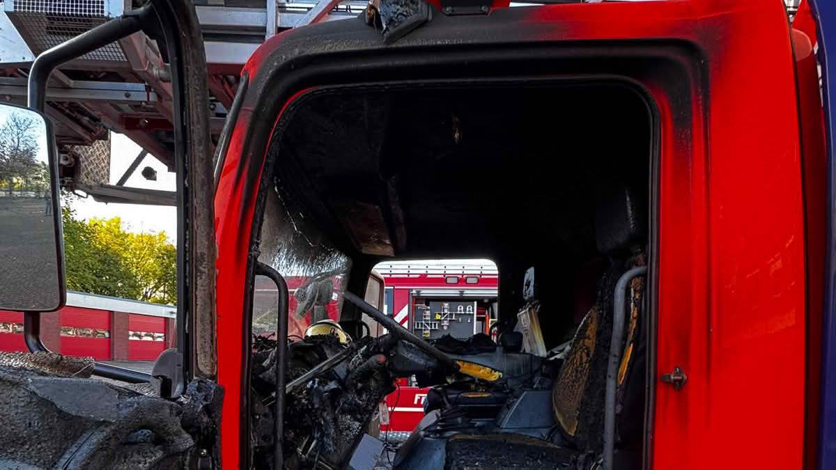 Drehleiter brennt in der Fahrzeughalle