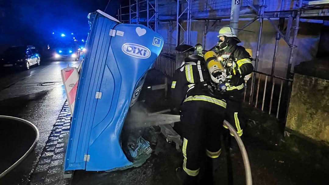 Brennt Baustellen WC am Gebäude