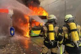 Linienbus brennt vollständig aus