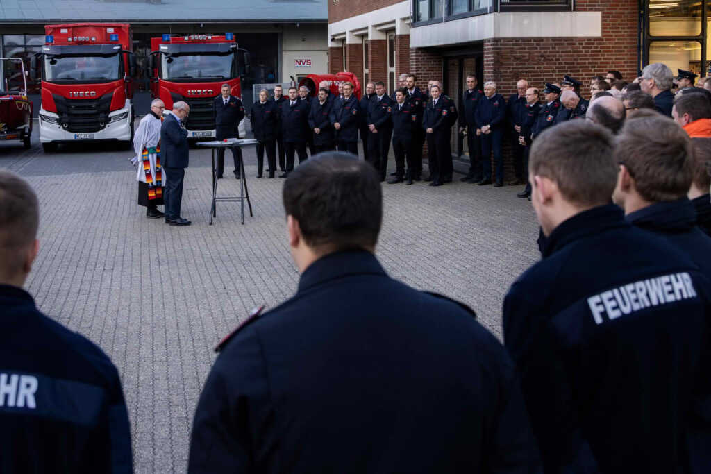 Übergabe und Einsegnung der neuen Fahrzeuge