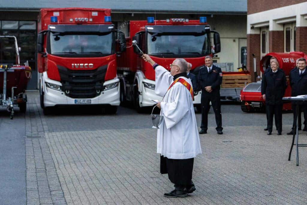 Diakon Michael Rübo bei der Einsegnung der neuen Fahrzeuge