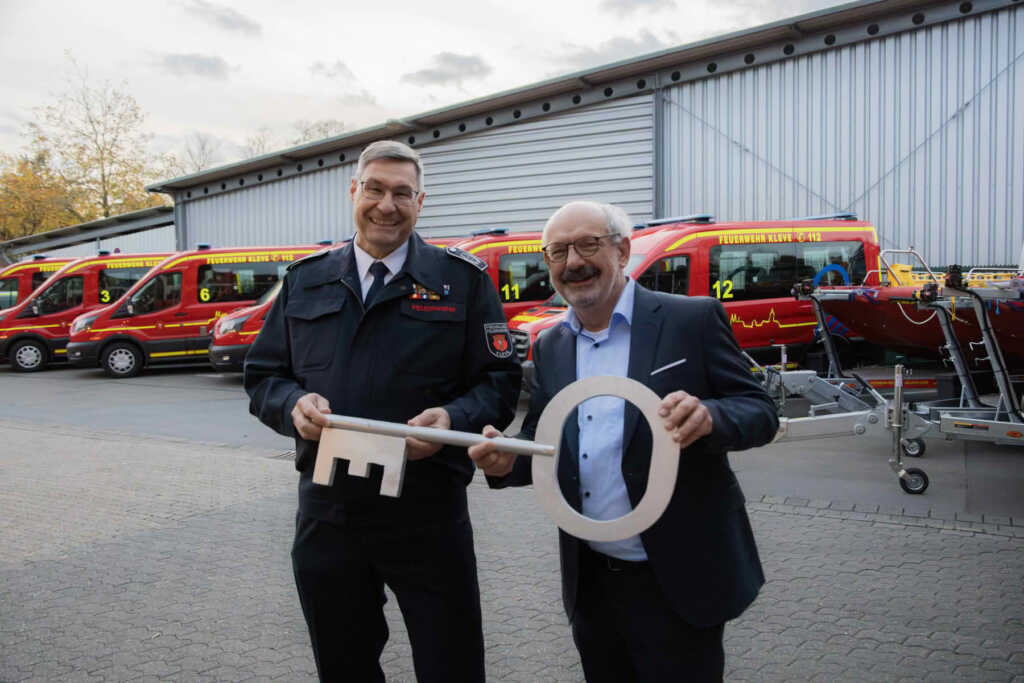 Der scheidende Bürgermeister Wolfgang Gebing und der Leiter der Feuerwehr, Ralf Benkel (v. r.). Foto: Feuerwehr KleveDer scheidende Bürgermeister Wolfgang Gebing und der Leiter der Feuerwehr, Ralf Benkel