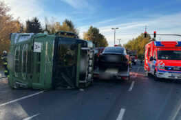 Lkw kippt um – 2 verletzte Personen
