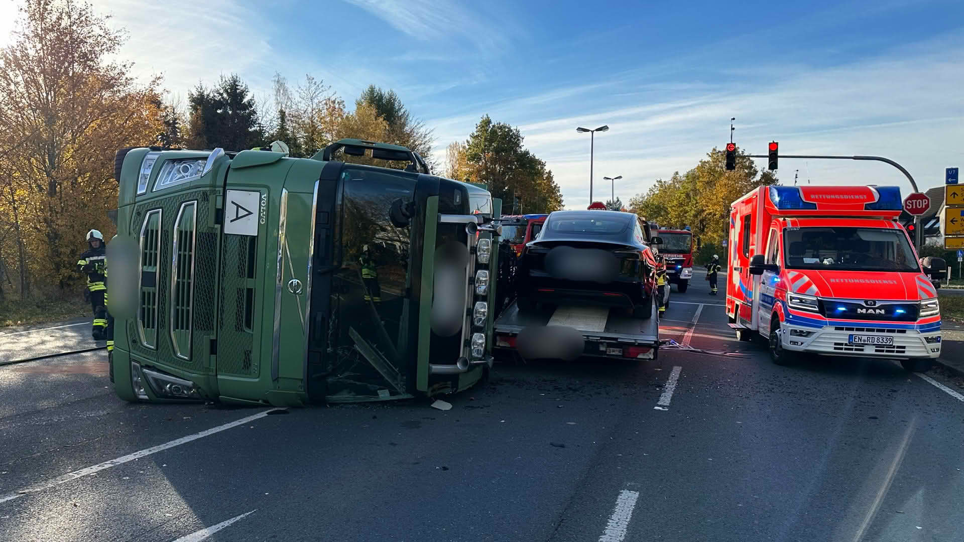 Lkw kippt um – 2 verletzte Personen