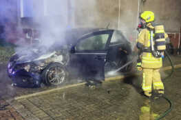 Elektroauto brennt bei Ankunft in Vollbrand