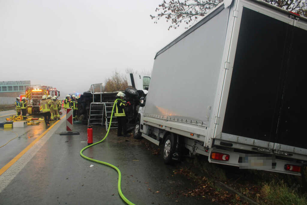 Die Feuerwehr Bad Salzuflen musste aus einem umgekippten Mercedes Sprinter zwei Menschen befreien, die am Sonntagmittag nach einem schweren Verkehrsunfall auf der Autobahn 2 eingeklemmt waren.