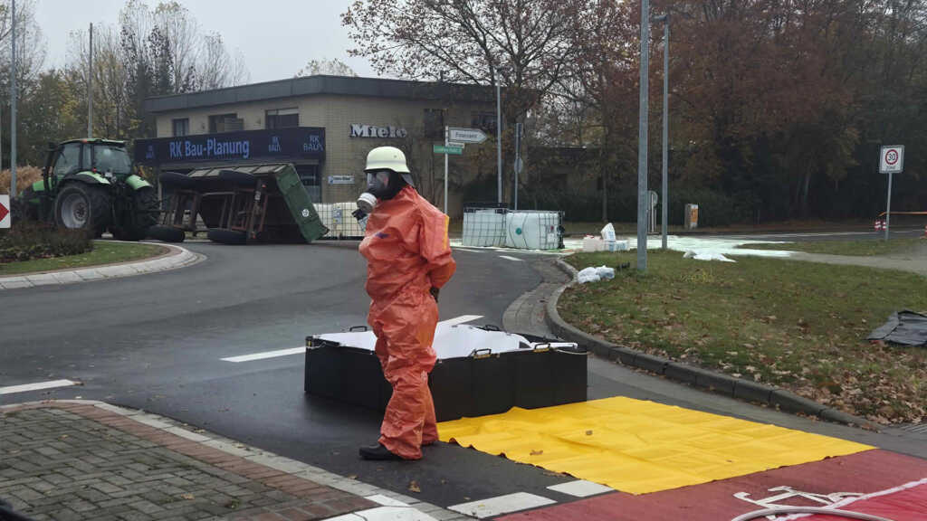 Der verunfallte Anhänger sowie die ausgelaufene Beladung
