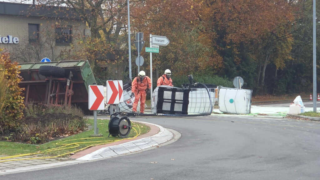 Einsatzkräfte pumpen die Säure aus den Behältern