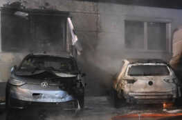 Feuer zweier PKW sowie einem Transporter an einem Autohaus