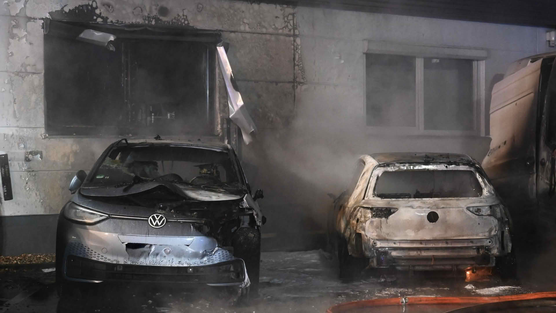 Feuer zweier PKW sowie einem Transporter an einem Autohaus