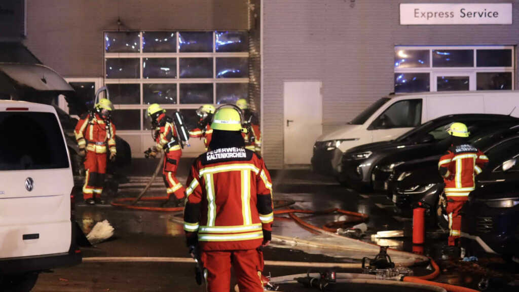Feuer zweier PKW sowie einem Transporter