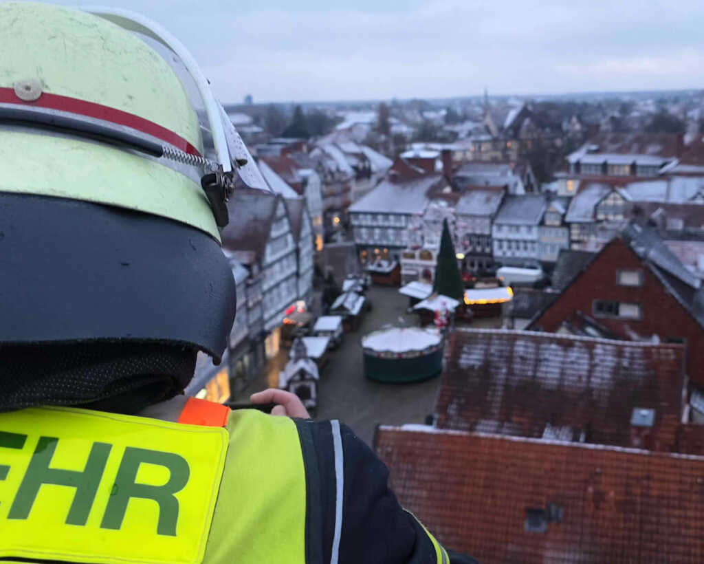 Blick von der Drehleiter über den Weihnachtsmarkt